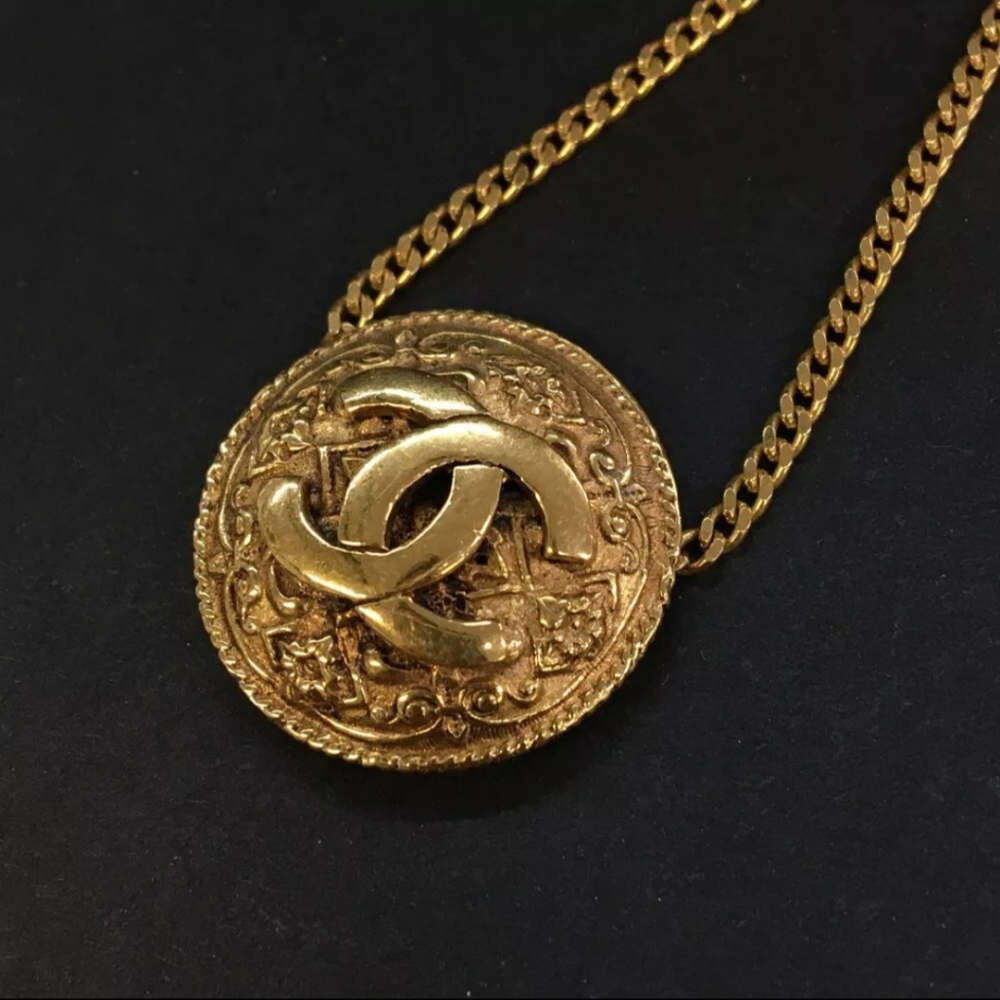 CHANEL vintage Round CC Gold Plated Pendant. Short Chain.